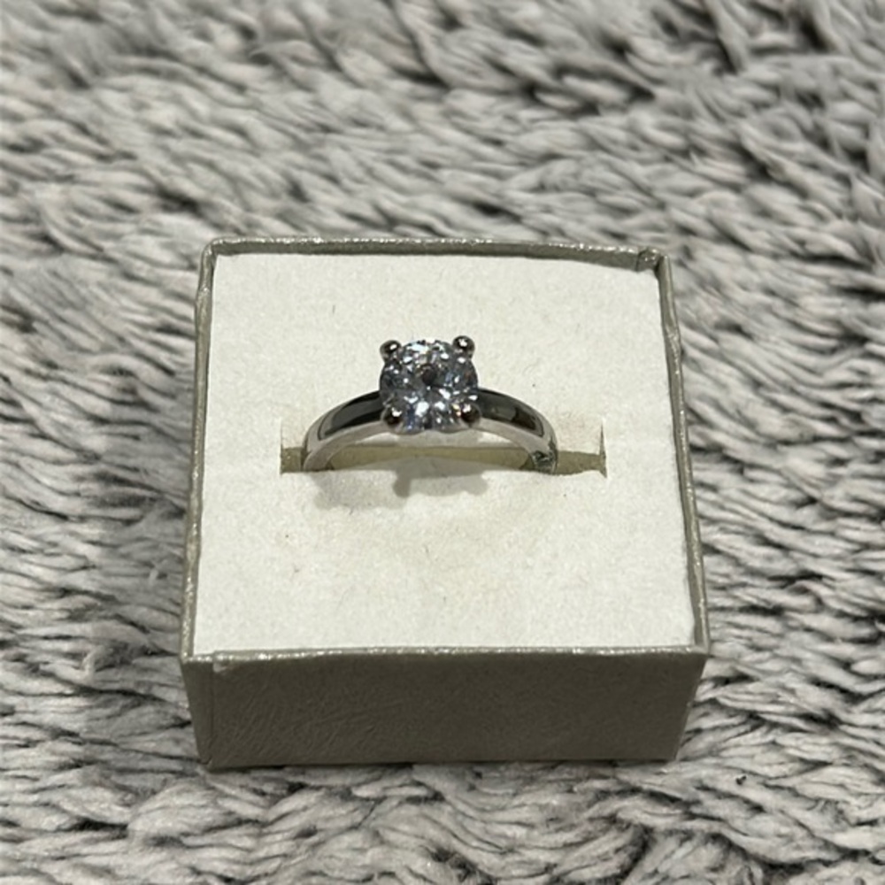Costume Jewelry size 8 solitaire ring